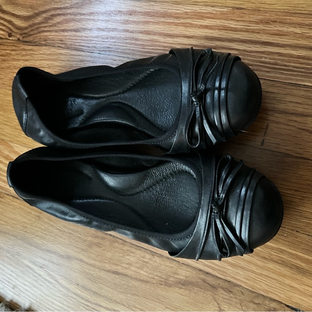 Born 6.5 Leather flats.
